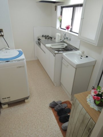 サンホワイトのキッチン|家具家電食器等全て揃ったお部屋で新生活がすぐにスタートできます【サンホワイト】※写真は202号室