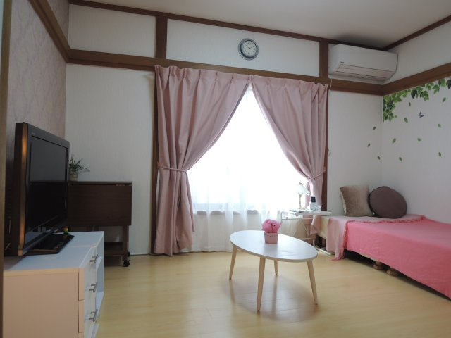 サンホワイトの洋室|家具家電食器等全て揃ったお部屋で新生活がすぐにスタートできます【サンホワイト】※写真は202号室