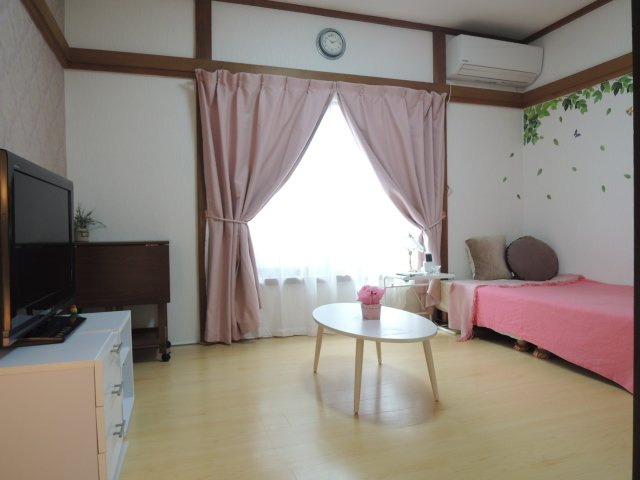 サンホワイトの洋室|家具家電食器等全て揃ったお部屋で新生活がすぐにスタートできます【サンホワイト】※写真は202号室