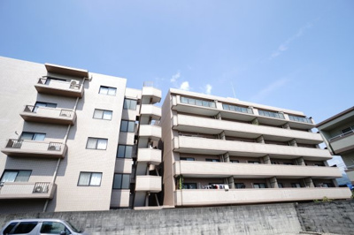 【外観】 | 【上質リフォーム】藤和三筋ハイタウン | 【耐震性】
耐震性の高さを判断するポイントは、
建築確認申請日が1981年6月1日以降の
新耐震基準に適合しているかどうか。
震度６程度の大地震でも
建物が崩壊しないレベルが基準になりました。