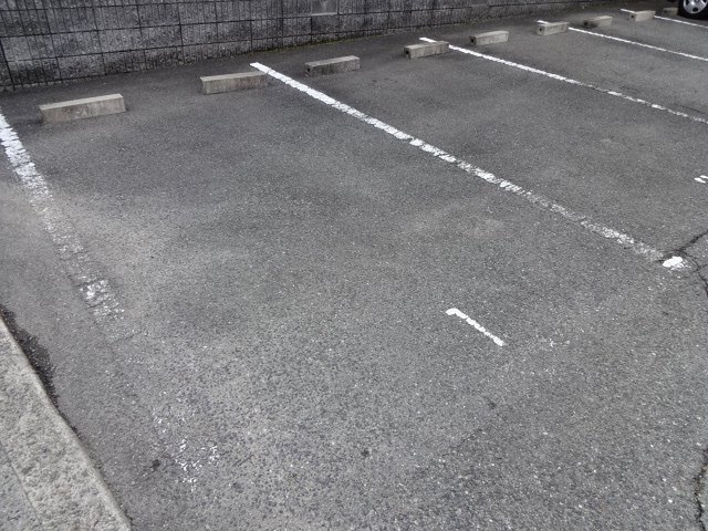 リヴェール中村の駐車場