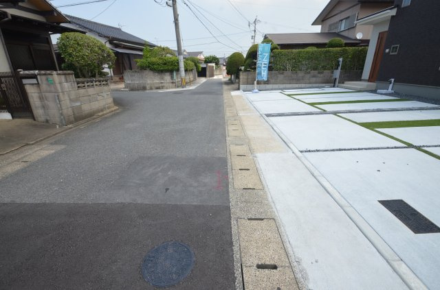 新築住宅　永犬丸南町２棟の前面道路含む現地写真