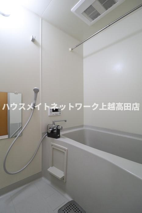 グランシャリオ Ｂの浴室|追焚機能付
