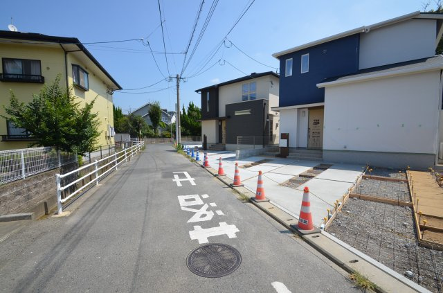 新築住宅　かおっと浅川町の前面道路含む現地写真
