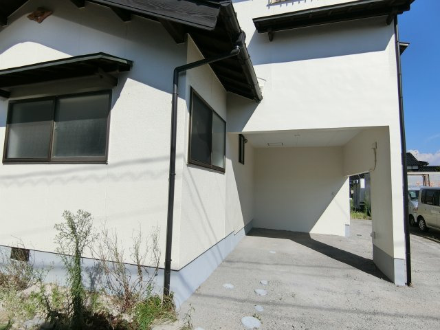 両三柳戸建の駐車場