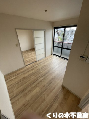 【居間・リビング】 | フレグランス上ノ山　A棟 | こちらのリビングで趣味の時間をお楽しみください