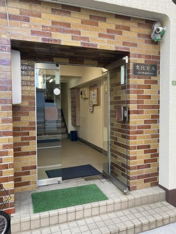 文化ビルのエントランス