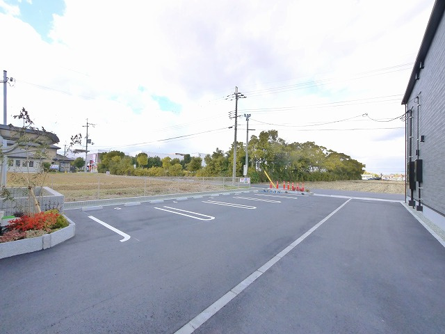 ベルソレイユⅡの駐車場|車をお持ちの方に嬉しい駐車場付きの物件です