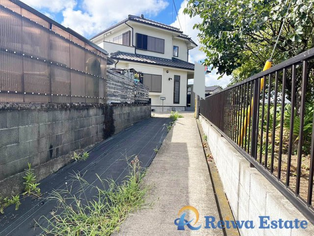 中古戸建　高座郡寒川町小動の前面道路含む現地写真