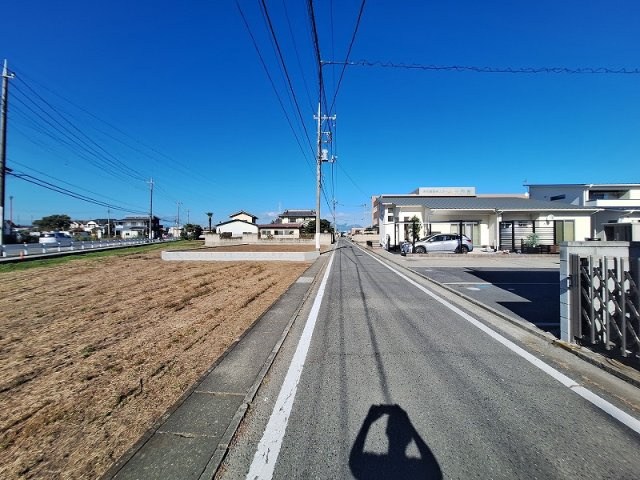 高崎市下佐野町売土地 ①号地の前面道路含む現地写真