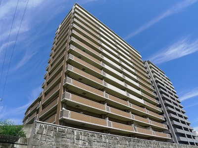 コアマンション橘公園リバーステージの外観|大淀川河畔のローケーションになじむ外観です。