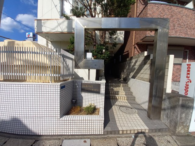 ジュネパレスコージーキャビンのエントランス