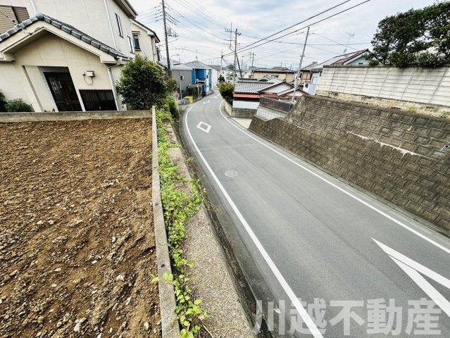 川越インター近くの土地の前面道路含む現地写真|ご来店時に粗品プレゼントしています