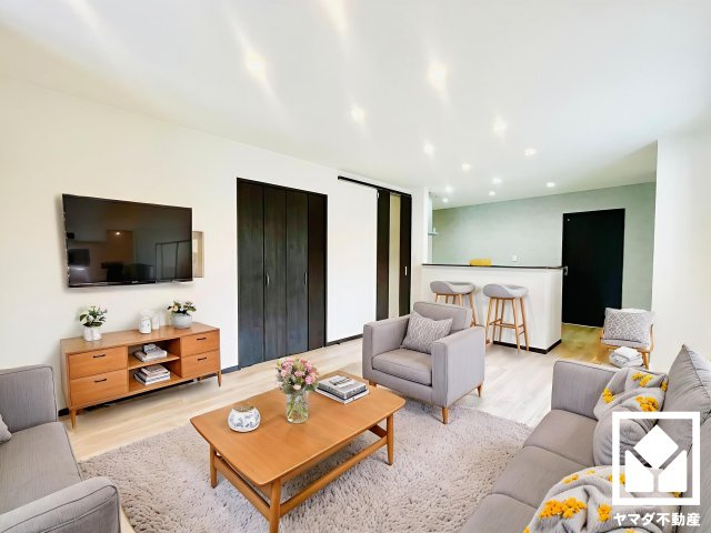 伏見区久我御旅町　1号地の居間・リビング|※実写真と間取り図からCG再現した「空室リフォームイメージ」に家具などをCG合成しており、実際と異なります。