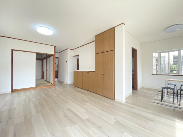 【居間・リビング】 | 熊本市東区小山5丁目　 | ☆日当たり良好で大家族の方でも広々と利用可能です☆※家具はイメージとなります。