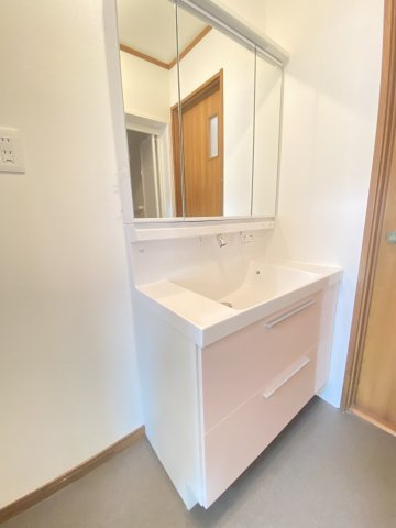【独立洗面台】 | 熊本市東区小山5丁目　 | ☆3面鏡の洗面台があり、朝の身支度にも活用できます☆