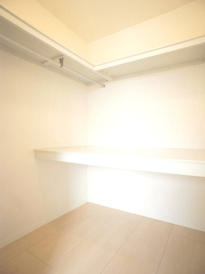 【収納】 | ラ・フォルトゥーナA | 北側洋間ウォークインクローゼット付きです♪