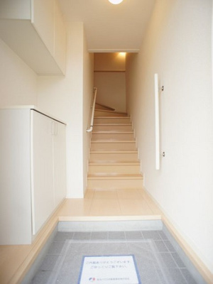 【玄関】 | ラ・フォルトゥーナA | 1階玄関専用内階段です♪シューズボックス付きです♪