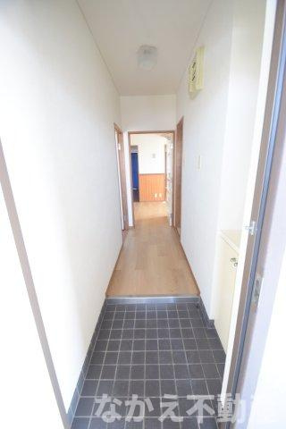 【玄関】 | 収納もある玄関です