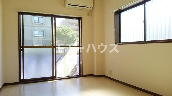 千葉市花見川区幕張町４丁目のアパートの居間・リビング|居室