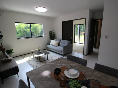 【居間・リビング】 | 八幡市八幡福禄谷　新築戸建 | リビングになります。
広さは約16帖の広さがございます。
採光・通風良好です。