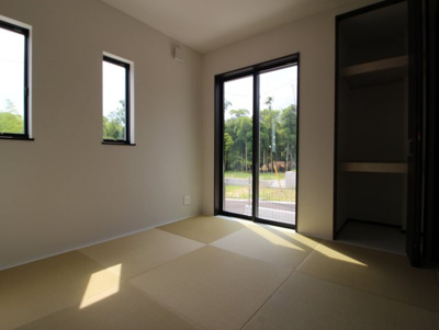 【和室】 | 八幡市八幡福禄谷　新築戸建 | モダン和室約4.5帖の広さがございます。
採光・通風良好です。