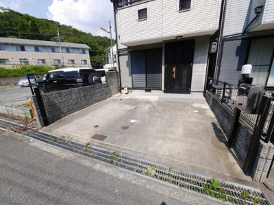 【駐車場】 | 長田区雲雀ヶ丘3丁目5-28戸建 | 大型車1台分（小型車なら2台可能）