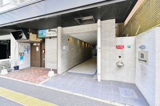 【エントランス】 | 外と内をつなぐエントランスは、まさに顔となる場所。格調高い雰囲気を醸し出し、お住まいの方を心地よくお迎えします♪