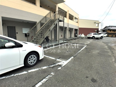 【駐車場】 | リバーサイドα | 駐車場に車を止められます