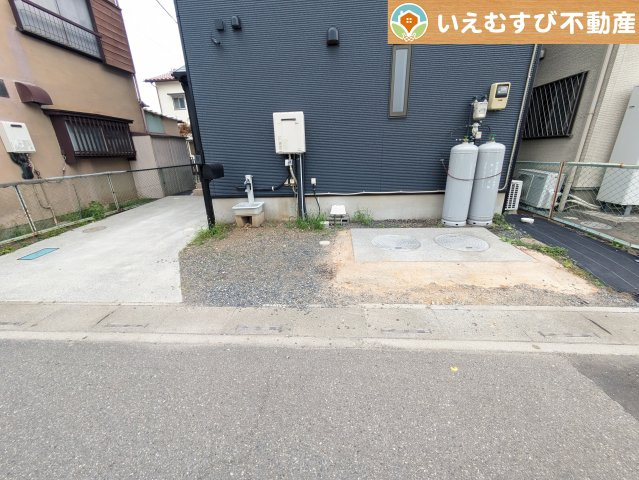 熊谷市石原　中古戸建の駐車場|駐車スペース完備
しっかり舗装してある駐車スペースで天気が悪く足元が悪い日でも乗り降りしやすい♪