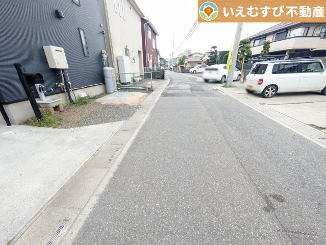 熊谷市石原　中古戸建の前面道路含む現地写真|充分な広さの前面道路
間口が広くお車の出し入れも問題なく行えるスペースが確保されています♪