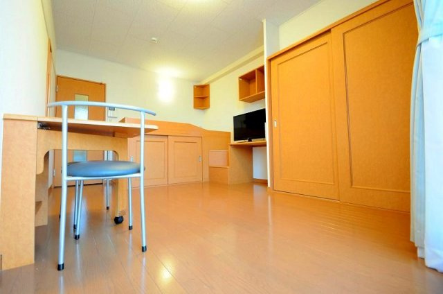 落ち着いた色調の寝室です