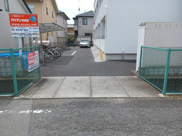 ワイズカーサの駐車場