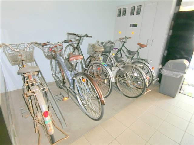 扇ロイヤルハイツのその他共用部分|屋根付きの駐輪場　空き状況等詳細はお問合せください。