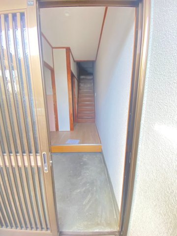 西脇貸家の玄関