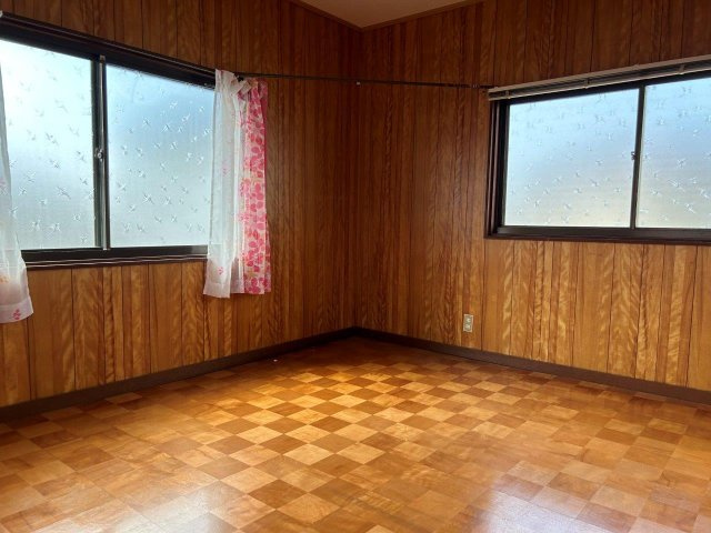 畑寺町中古戸建の洋室|北西側建物