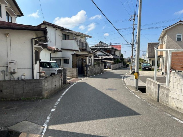 畑寺町中古戸建の前面道路含む現地写真