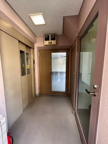 山崎ビルの玄関
