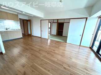 【居間・リビング】 | キャスルハイツ長良平和通3階部分！広い玄関とランドリースペースが特徴的な3LDK！トランクルームあり | キャスルハイツ長良平和通3階部分！広い玄関とランドリースペースが特徴的な3LDK！トランクルームあり！