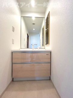 【独立洗面台】 | キャスルハイツ長良平和通3階部分！広い玄関とランドリースペースが特徴的な3LDK！トランクルームあり | キャスルハイツ長良平和通3階部分！広い玄関とランドリースペースが特徴的な3LDK！トランクルームあり！