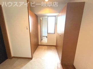 【玄関】 | キャスルハイツ長良平和通3階部分！広い玄関とランドリースペースが特徴的な3LDK！トランクルームあり | キャスルハイツ長良平和通3階部分！広い玄関とランドリースペースが特徴的な3LDK！トランクルームあり！