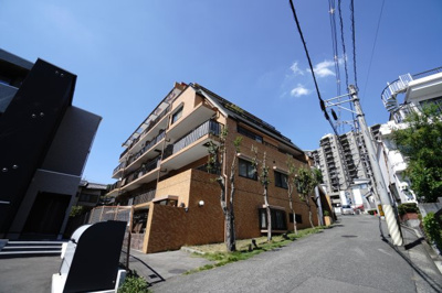 【外観】 | 【上質リノベ】ダイアパレス二葉 | 【耐震性】
耐震性の高さを判断するポイントは、
建築確認申請日が1981年6月1日以降の
新耐震基準に適合しているかどうか。
震度６程度の大地震でも
建物が崩壊しないレベルが基準になりました。