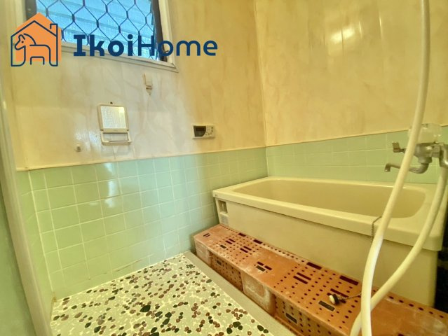 神戸市西区糀台　中古テラスハウスの浴室|●年中無休：当日予約可●　どこか懐かしいタイルが可愛いお風呂場です♪