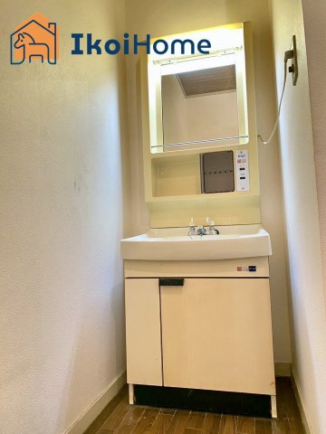 神戸市西区糀台　中古テラスハウスの洗面所|収納が少ないので、吊戸棚・収納棚・床下収納の追加工事をご依頼頂く事が多いです。