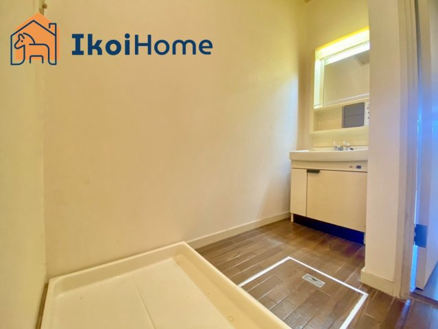 神戸市西区糀台　中古テラスハウスの収納|●年中無休：当日予約可●　畳２枚分の一般的な洗面室。追加で収納棚等を付けると大変便利です。