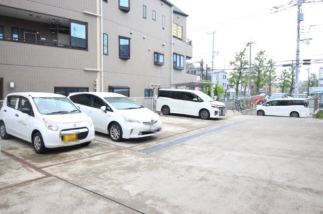 ベルミナールAの駐車場