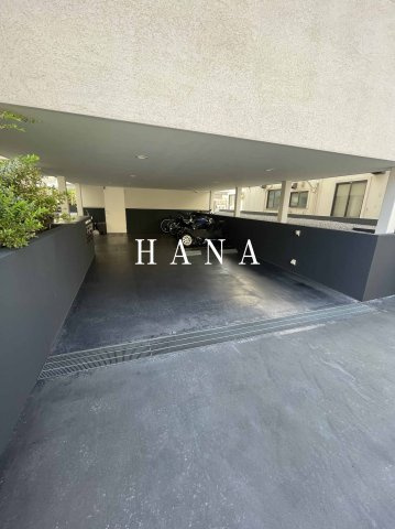 MOANA HALEの駐車場