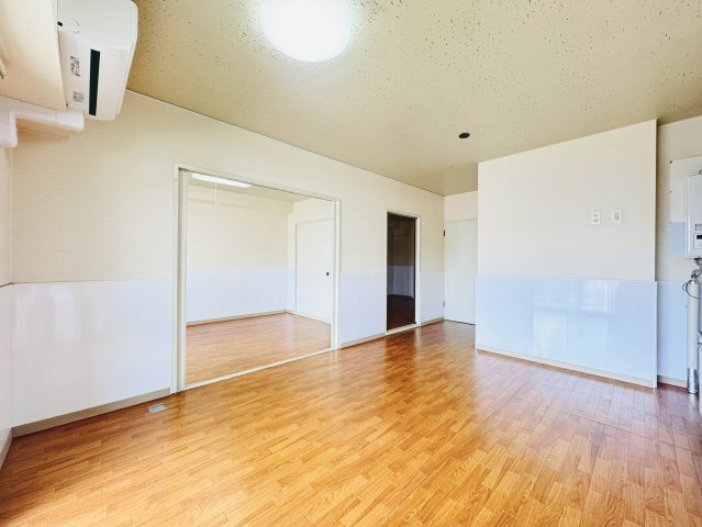 【居間・リビング】 | 豊平アシュウ | こちらの居間で趣味の時間をお楽しみください