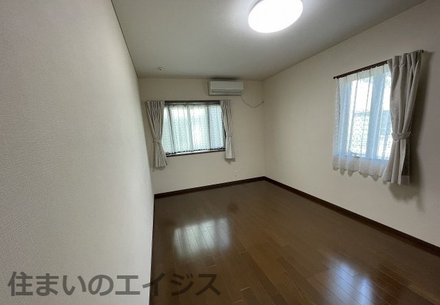氷川町宮原　中古戸建の洋室|落ち着いた色調の洋室です
