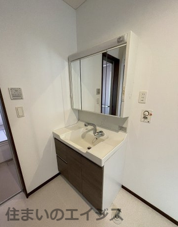 氷川町宮原　中古戸建の独立洗面台